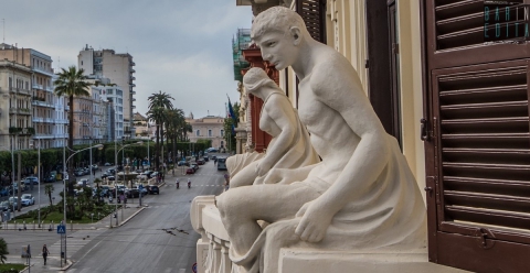 Bari, grandi statue ed elaborati fregi: � Palazzo Atti, simbolo liberty di corso Cavour 